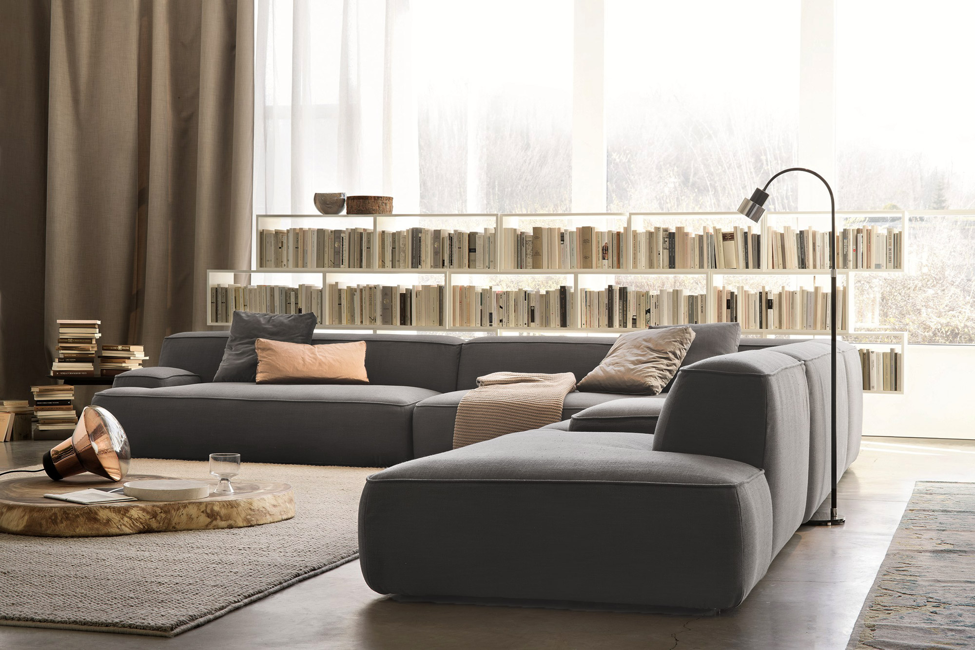 großes, winkelförmiges Sofa 